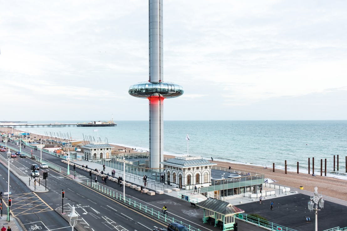 Wieża widokowa British Airways i360 w Brighton, oferująca spektakularny 360-stopniowy widok na wybrzeże i miasto, jedno z najnowocześniejszych punktów widokowych w Anglii