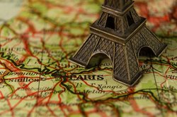La Torre Eiffel situada sobre un mapa de la ciudad de París