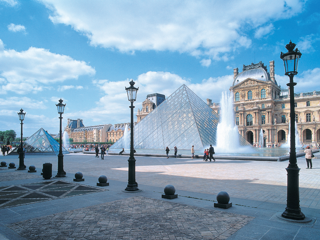 Entrada al Museo Louvre de París