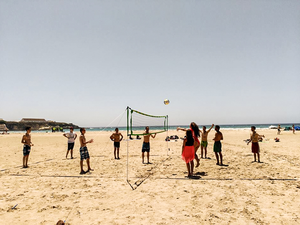 Partido de vóley-playa después de las clases de español en Málaga