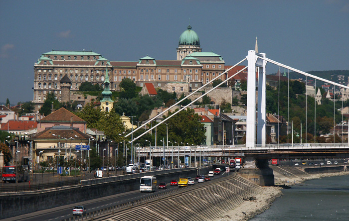 Maravillosas vistas al puente de las Cadenas en Budapest
