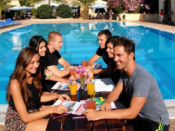 Cours de langue devant la piscine à Malte