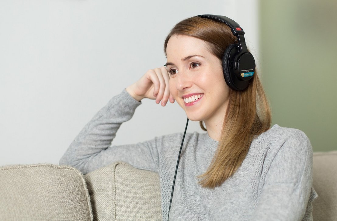 Dziewczyna słuchająca brytyjskiej muzyki ze Spotify 