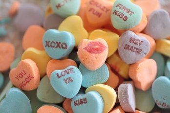 Caramelos de corazón con frases de amor para El día de los enamorados