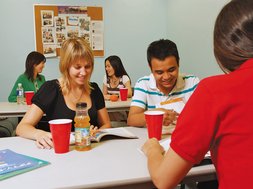 Etudiants révisant leurs cours d'anglais