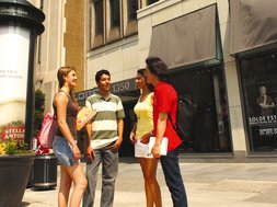 Etudiants au pied de l'école de langue