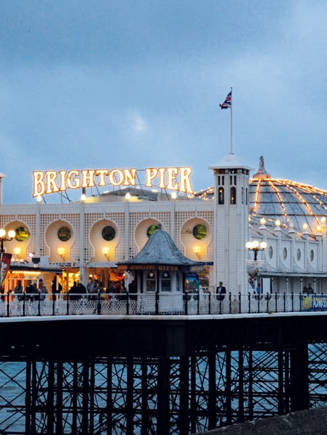 Brighton Pier o zmierzchu, oświetlone molo z widokiem na morze