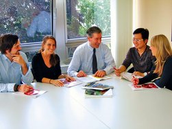 Szkoła Sprachcaffe, Frankfurt nad Menem, Styczeń 2015, 4 dorosłych kursantów prowadzi konwersacje po niemiecku