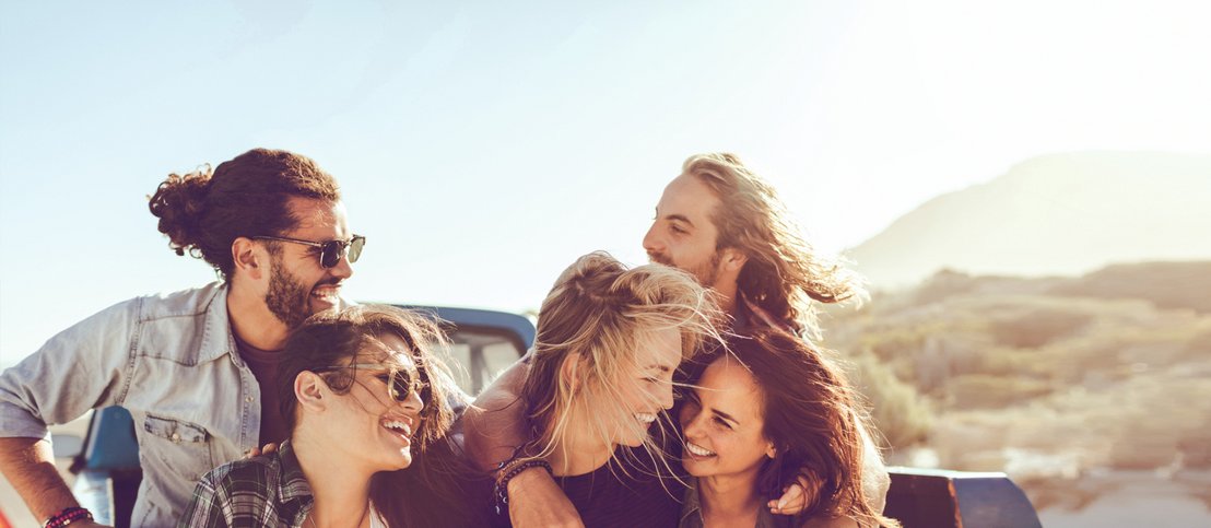 Un grupo de amigos está de vacaciones en Comino. Disfrutan de la naturaleza y se divierten mucho.