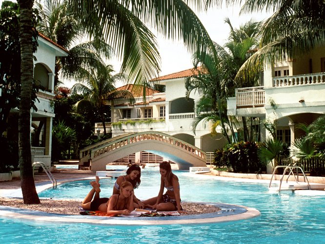 Отель с бассейном 