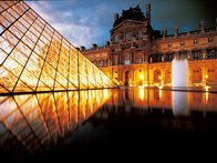 Museu do Louvre à noite