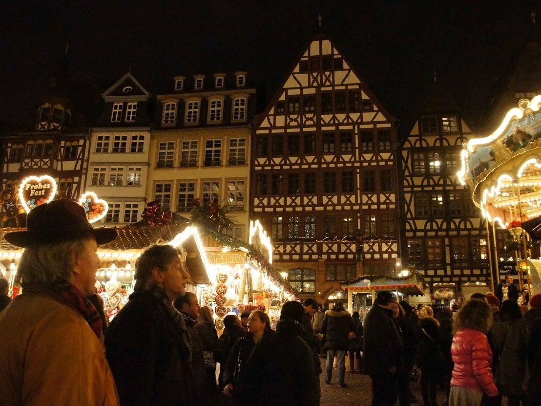 Ein typisch deutscher Weihnachtsmarkt in Frankfurt. Zum Einbruch der Dunkelheit ist der deutsch Weihnachtsmarkt am schönsten. 