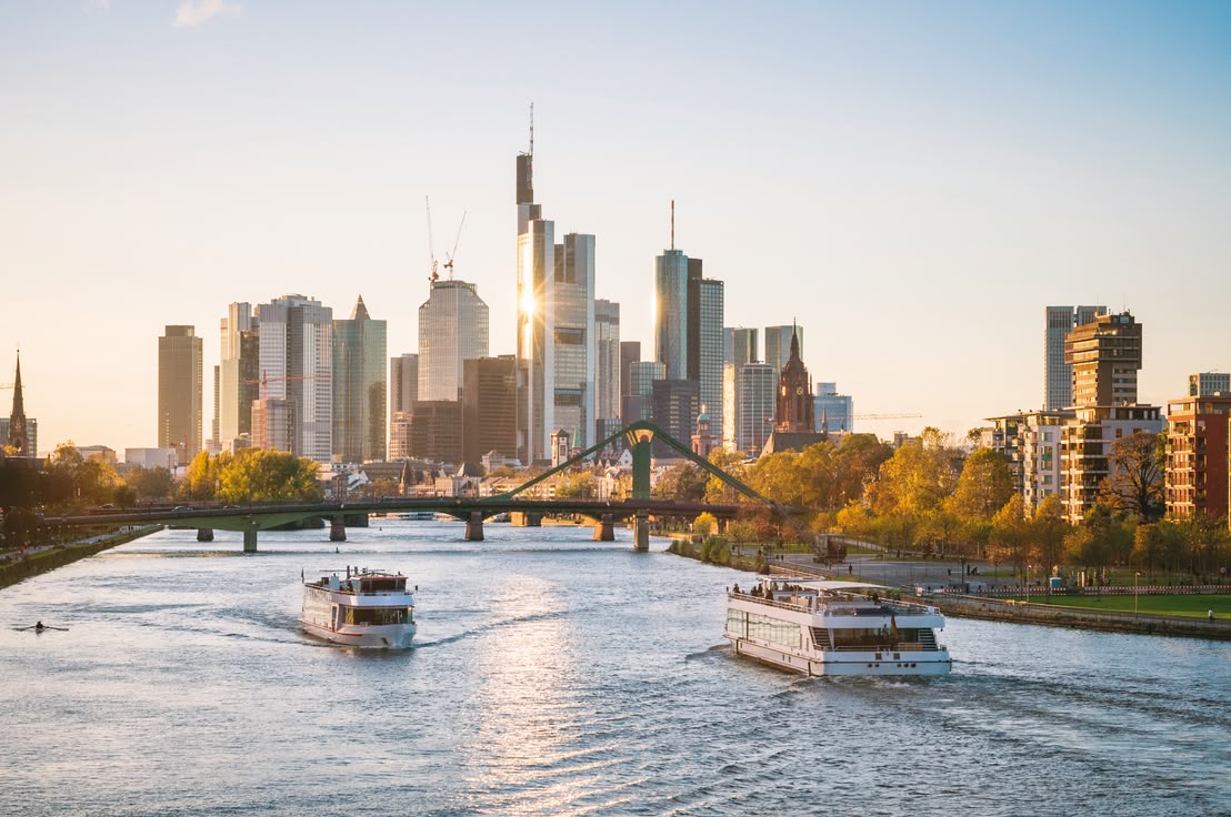 Frankgurt : Typisch deutsche Dinge En Fráncfort también podrá conocer cosas típicas alemanas. Allí podrá ver el único skyline de Alemania.