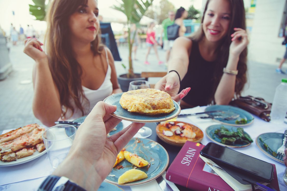 Comer tapas en Barcelona durante tu inmersión lingüística en español