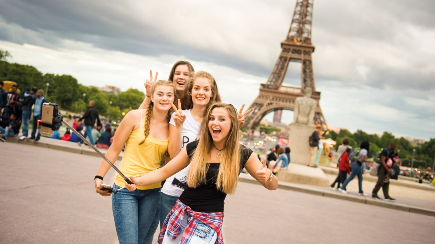 Wspólne selfie z wieżą Eiffle w tle, Paryż obóz językowe