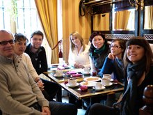 Groupe d'étudiants déjeunant ensemble à Madrid