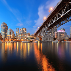 Echa un vistazo a las posibles actividades en Vancouver de día y de noche.
