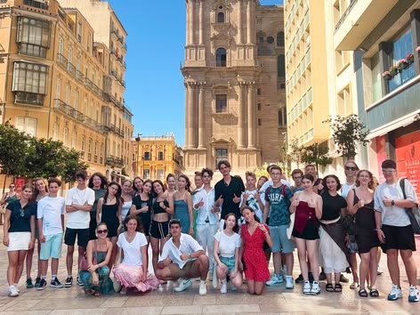 Large student group posing in front of Málaga Cathedral during a Sprachcaffe excursion.