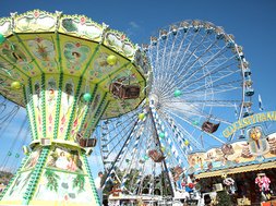 Parc d'attractions pendant Oktoberfest - Traditions bavaroises à Munich