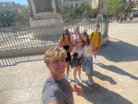 Teen students taking a selfie at a historic square in Málaga during a Sprachcaffe trip.