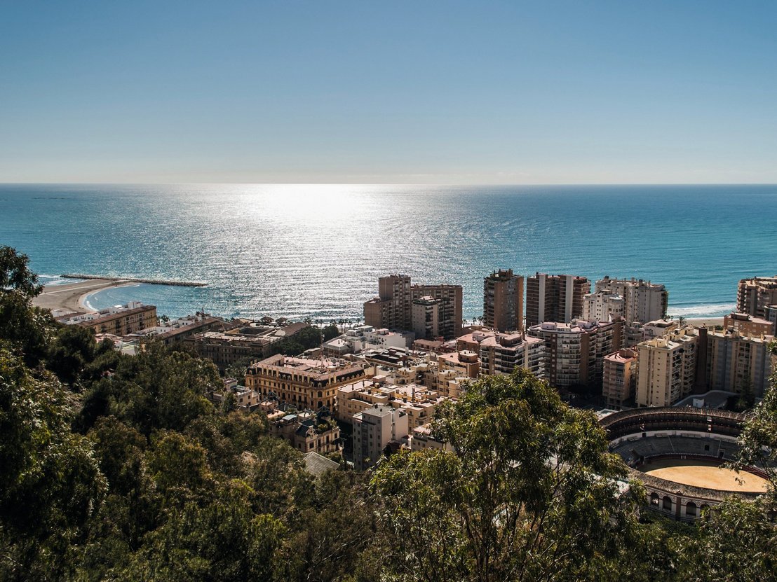 Ein Blick auf Malaga am Abend. Am Horizont ist das Meer zu sehen!