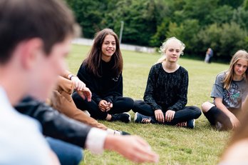 Sprachcaffe studenten oefenen hun Engels samen