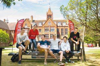 Studenten voor de campus van St. Margaret