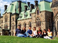 Etudiants devant le Parlement d'Ottawa - séjour au Canada