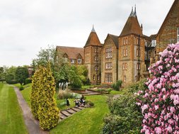 Studenten zitten voor de filmachtige setting van St. Margaret