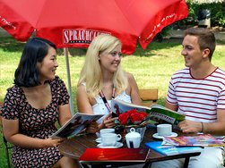 Przed szkołą Sprachcaffe, Frankfurt nad Menem, lato 2015, 3 kursantów rozmawia w czasie wolnym