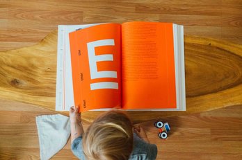 Niño leyendo un libro