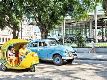 Kolorowe auta na Hawańskiej ulicy