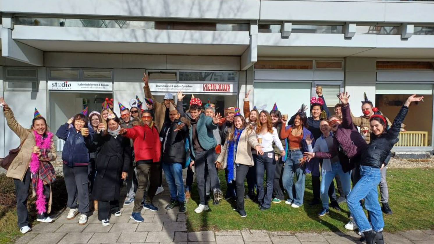 Grupa studentów przed szkołą Sprachcaffe  w Monachium
