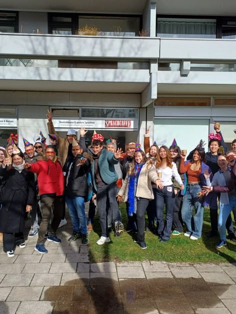 Grupa studentów przed szkołą w Monachium