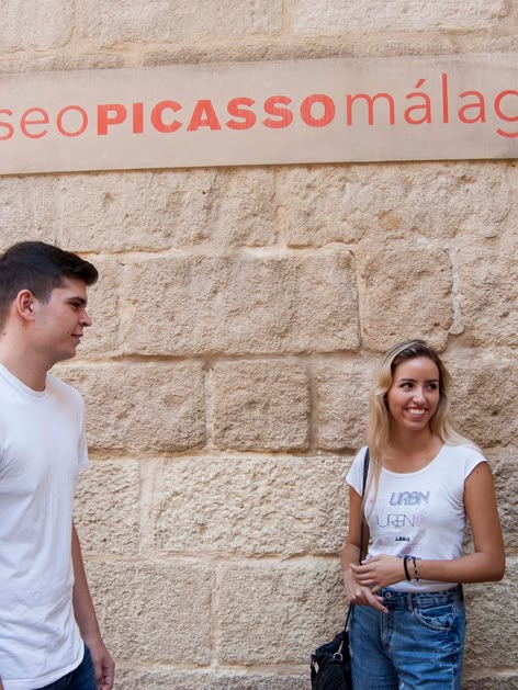 Grupka trzech osób przed muzeum Pisacca w Maladze, Palacio de Buenavista