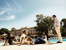 Etudiants au bord de la piscine - club vacances Malte