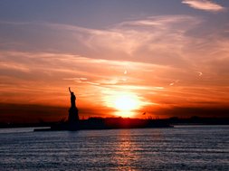 Coucher de soleil sur la Statue de la Liberté