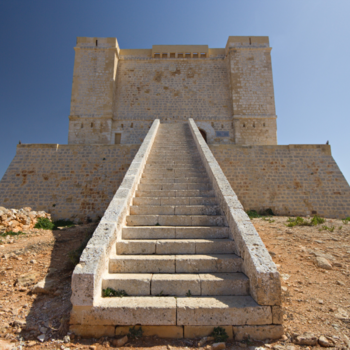 Comino Tower eingang stufen in den Turm