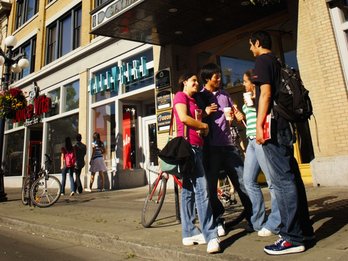 Devant l'école de langues à Victoria - Canada