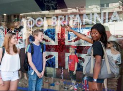 W Londynie na każdym kroku można zaleźć symbole narodowe. Tu flaga Union Jack.