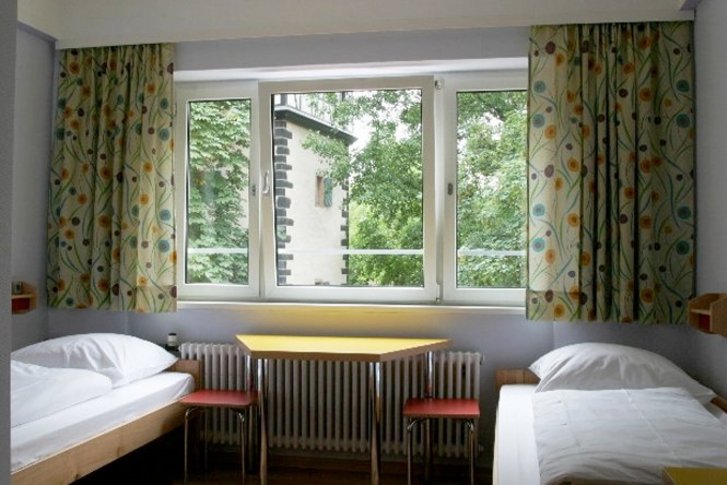 Im Haus der Jugend kannst du dich nach der Feier zurückziehen und schlafen. Hier siehst du ein Beispielbild eines Zimmers im Haus der Jugend.