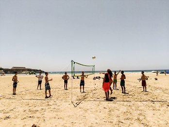 Popołudniowa siatkówka plażowa.