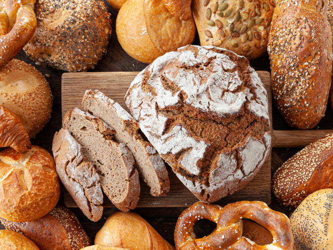 Die Brotkultur ist typisch deutsch. Du solltest unbedingt Brezel, Krustenbrot und mehr probieren. Am besten aus einer echten deutschen Bäckerei.