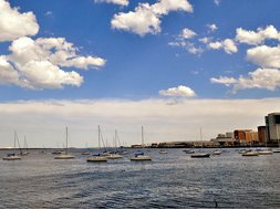 Vue sur le port de Boston - à proximité de l'école