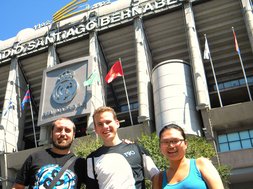 Étudiants devant le stade du Real Madrid