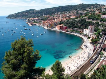 Skyline und Strand von Nizza