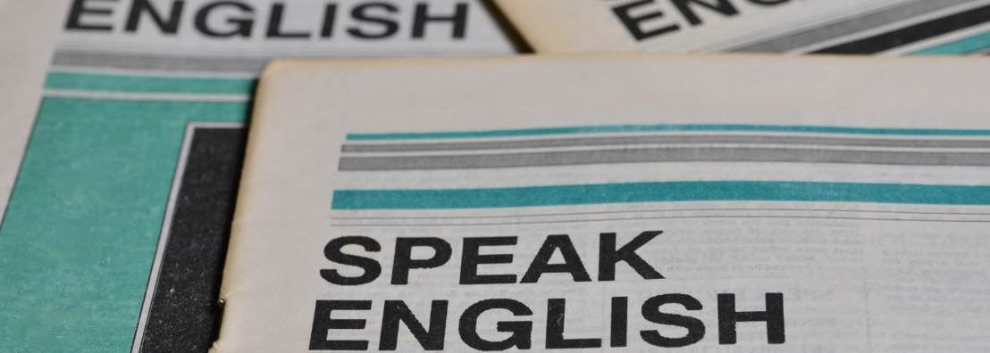 Зображення навчальних матеріалів з англійської мови з написом 'Speak English' на обкладинці, що символізує ресурси для вивчення мови