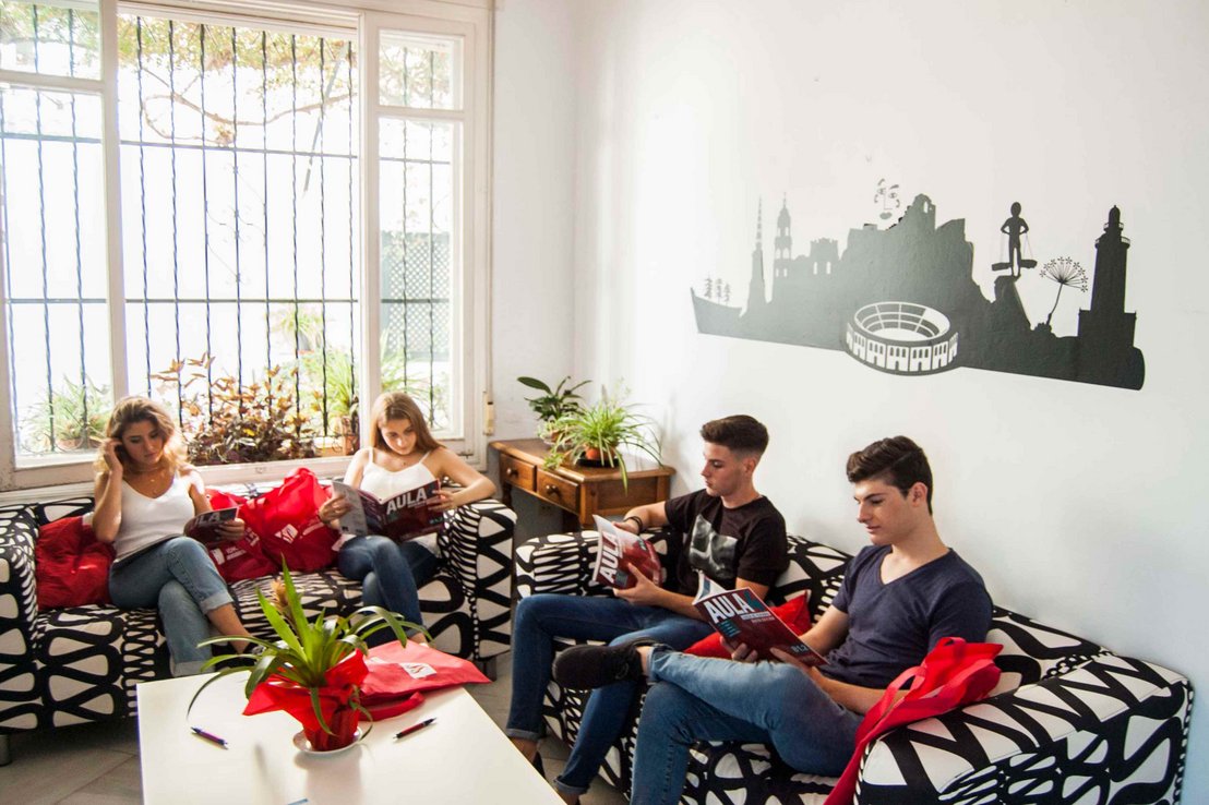 Estudiantes en descanso durante sus clases de español en Sprachcaffe Málaga