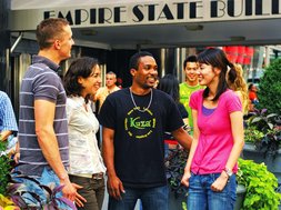 Étudiants en anglais devant l'Empire State Building