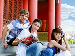 Groupe d'étudiants devant l'école de chinois à Pékin
